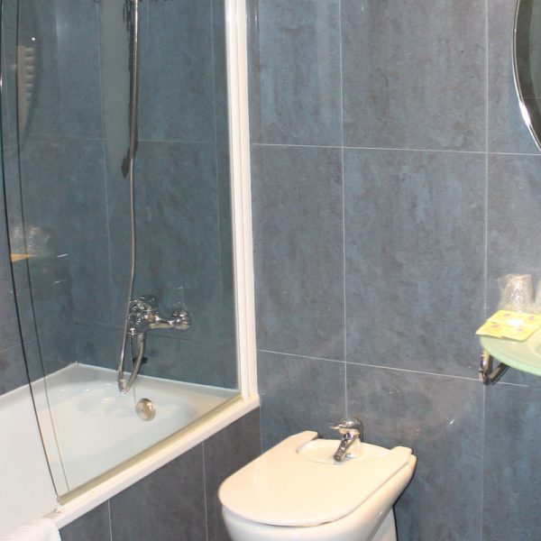 Habitación 2 camas baño